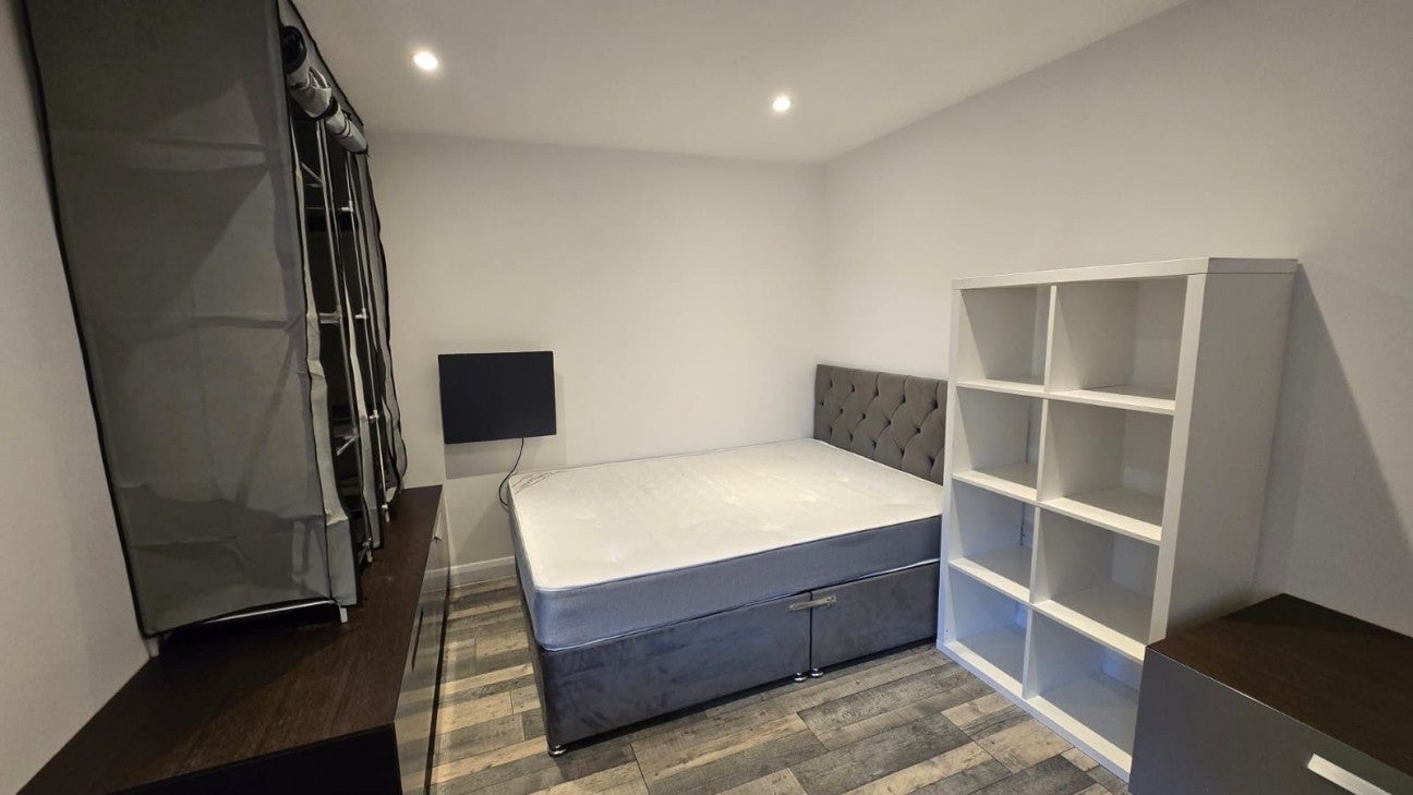Flat Charlton Road in Greater London