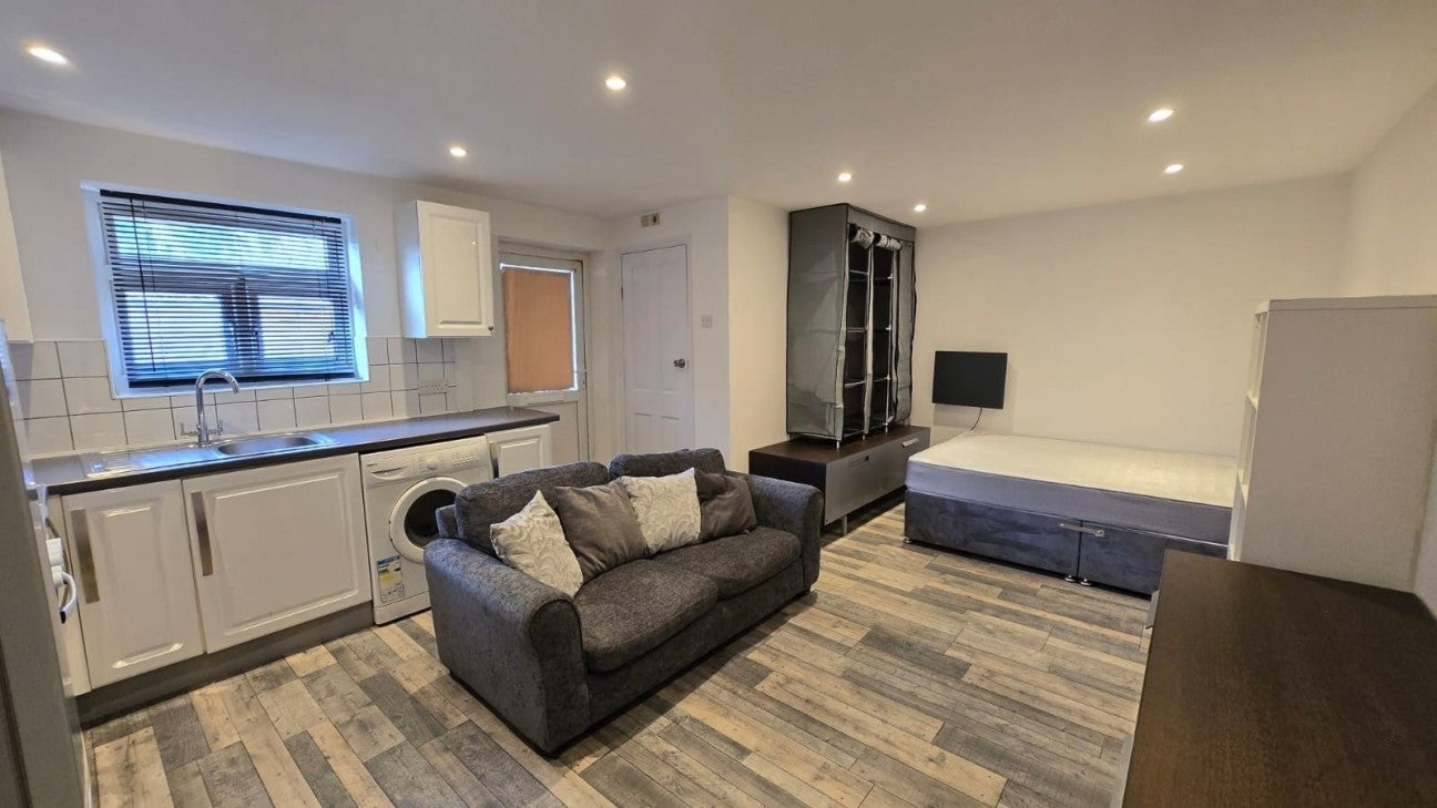 Flat Charlton Road in Greater London