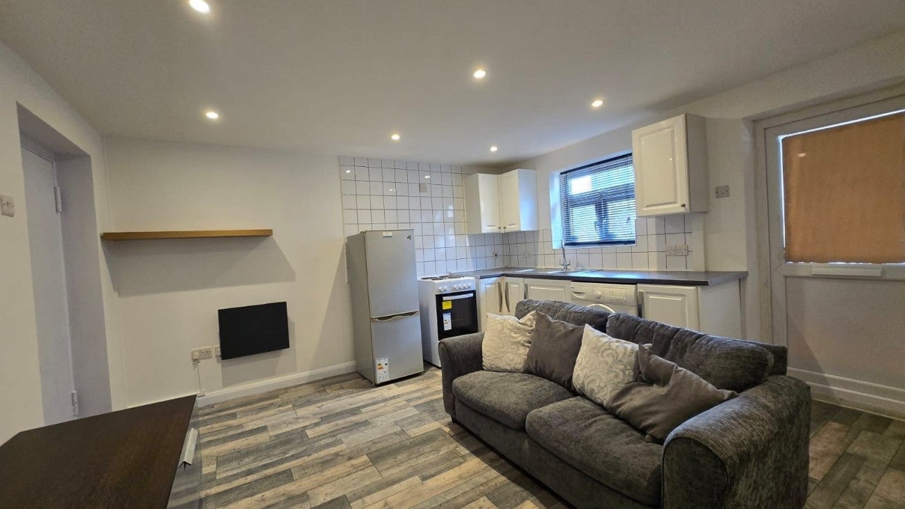 Flat Charlton Road in Greater London