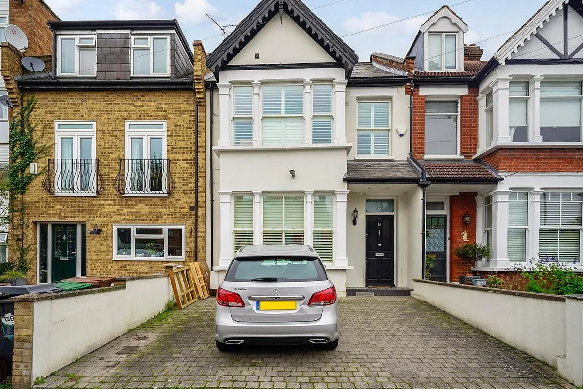 House Chingford Avenue in Greater London