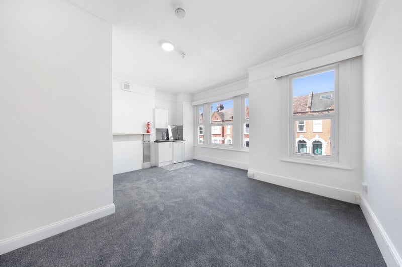 Room Kingscourt Road in Greater London