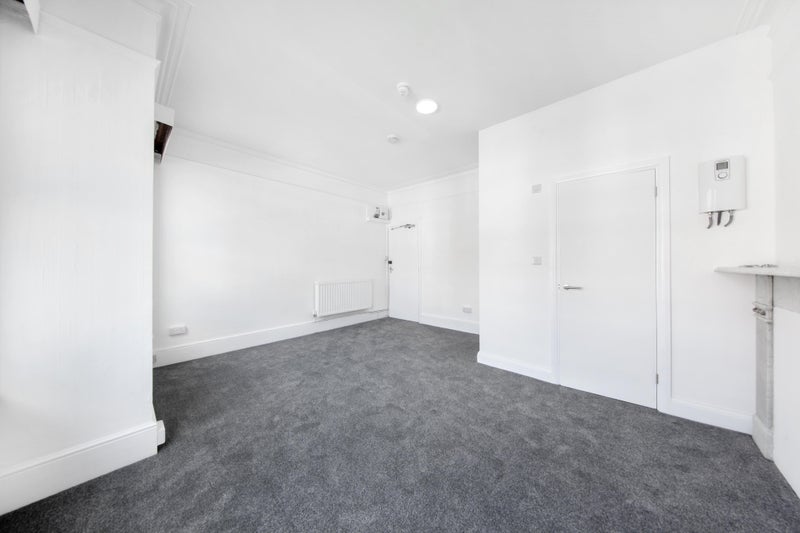 Room Kingscourt Road in Greater London