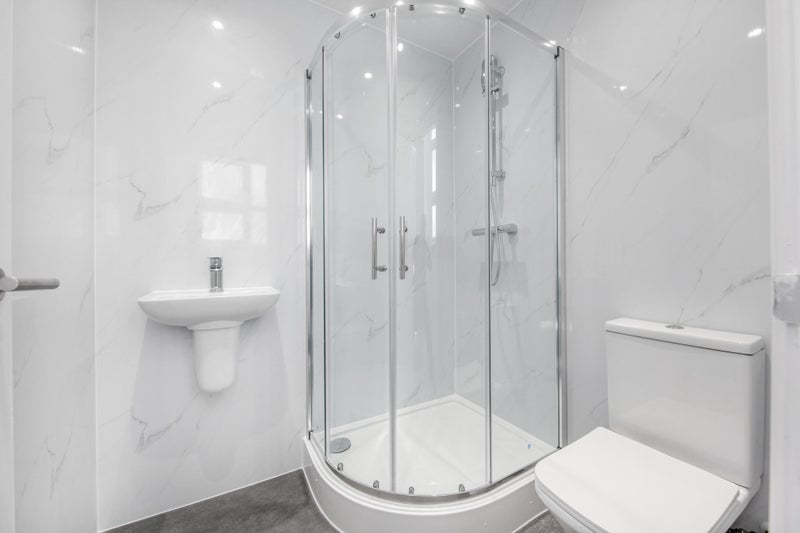 Room Kingscourt Road in Greater London