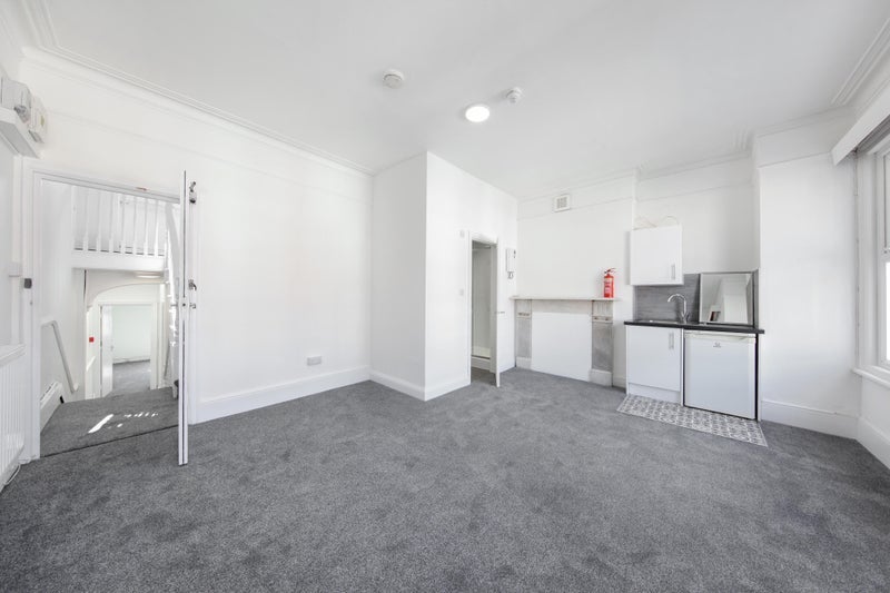 Room Kingscourt Road in Greater London