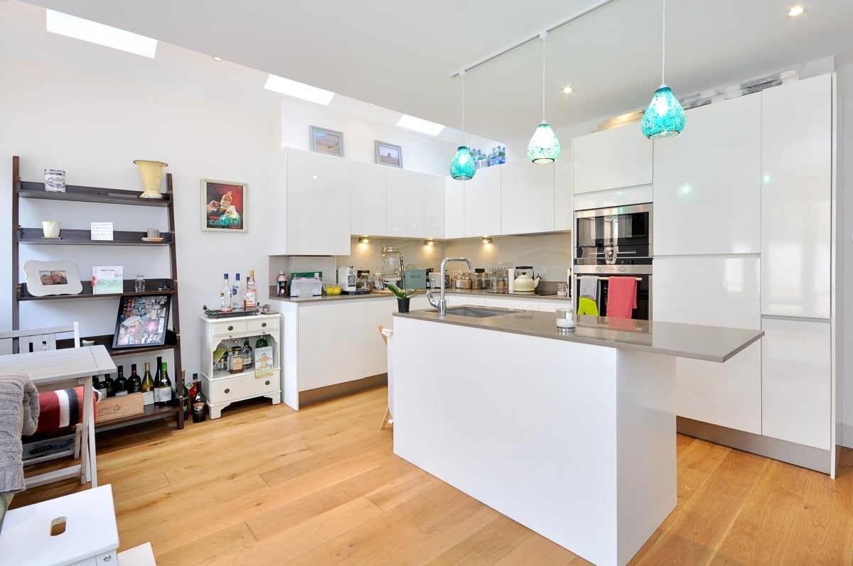Flat Honeybrook Road in Greater London
