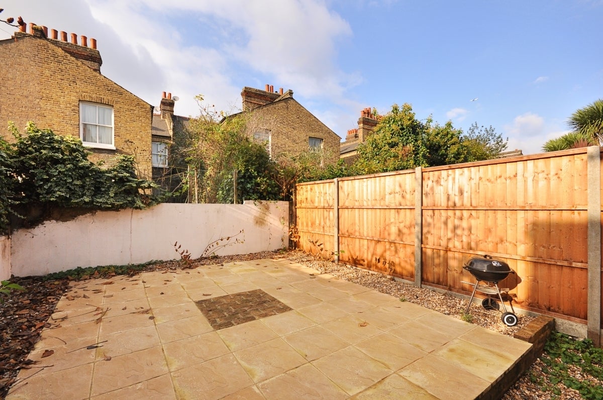 Flat Honeybrook Road in Greater London