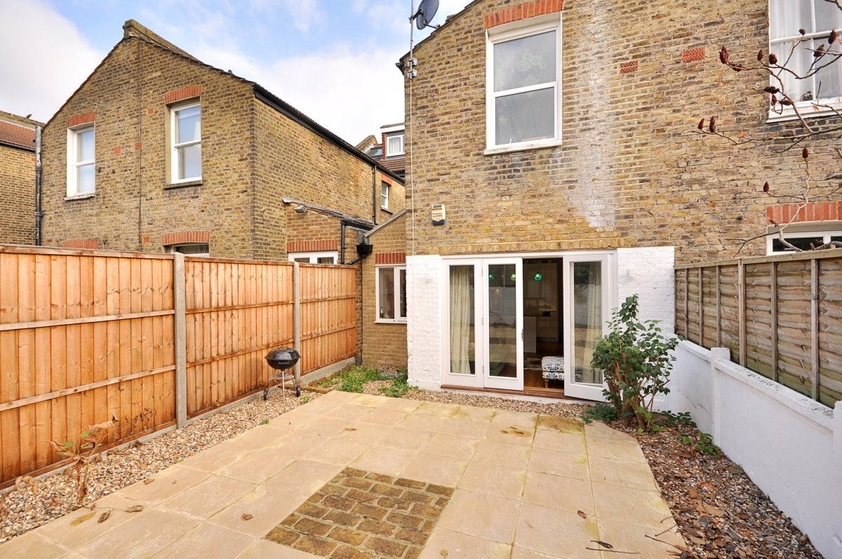 Flat Honeybrook Road in Greater London