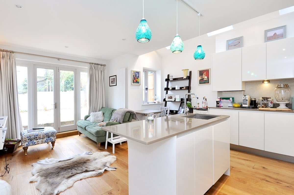 Flat Honeybrook Road in Greater London