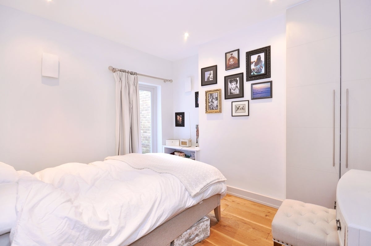 Flat Honeybrook Road in Greater London
