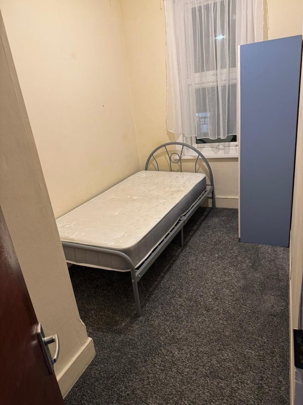 Room Romford Road in Greater London