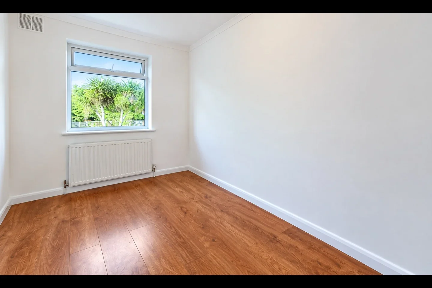 Flat Westbury Road in Greater London