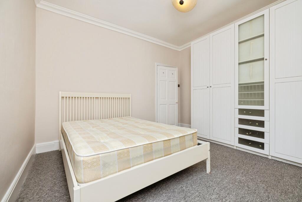Flat Crimsworth Road in Greater London