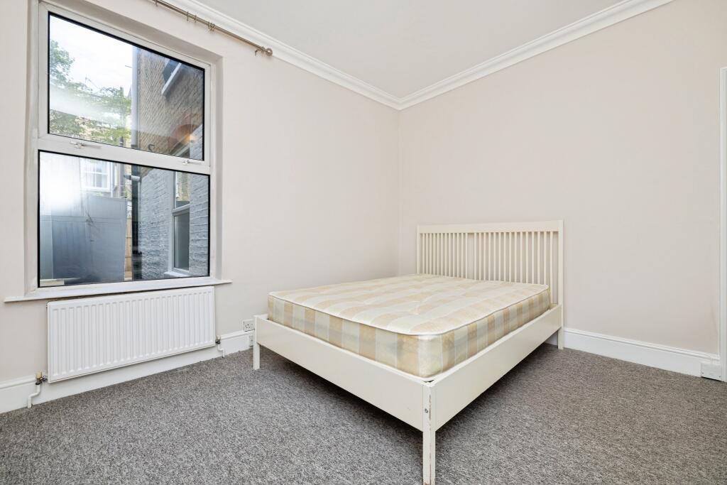 Flat Crimsworth Road in Greater London