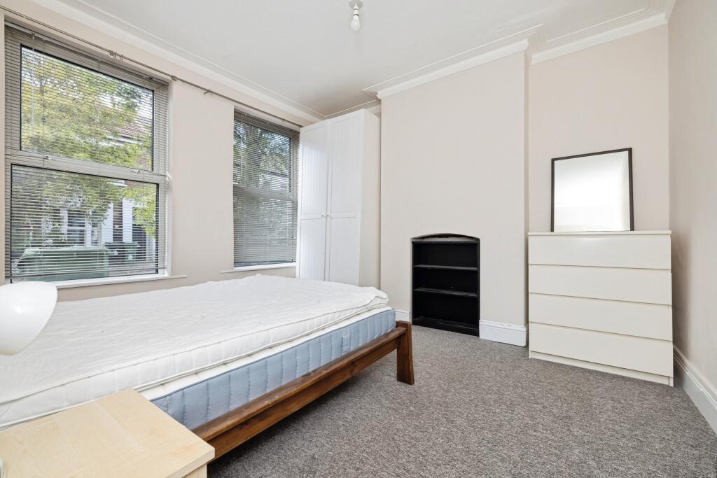 Flat Crimsworth Road in Greater London