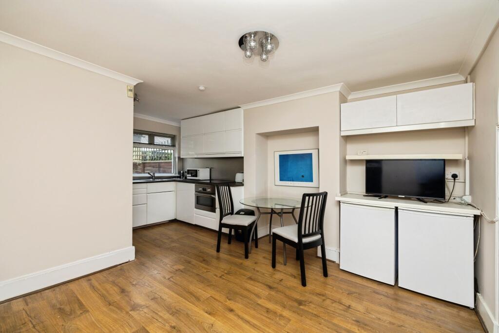 Flat Crimsworth Road in Greater London