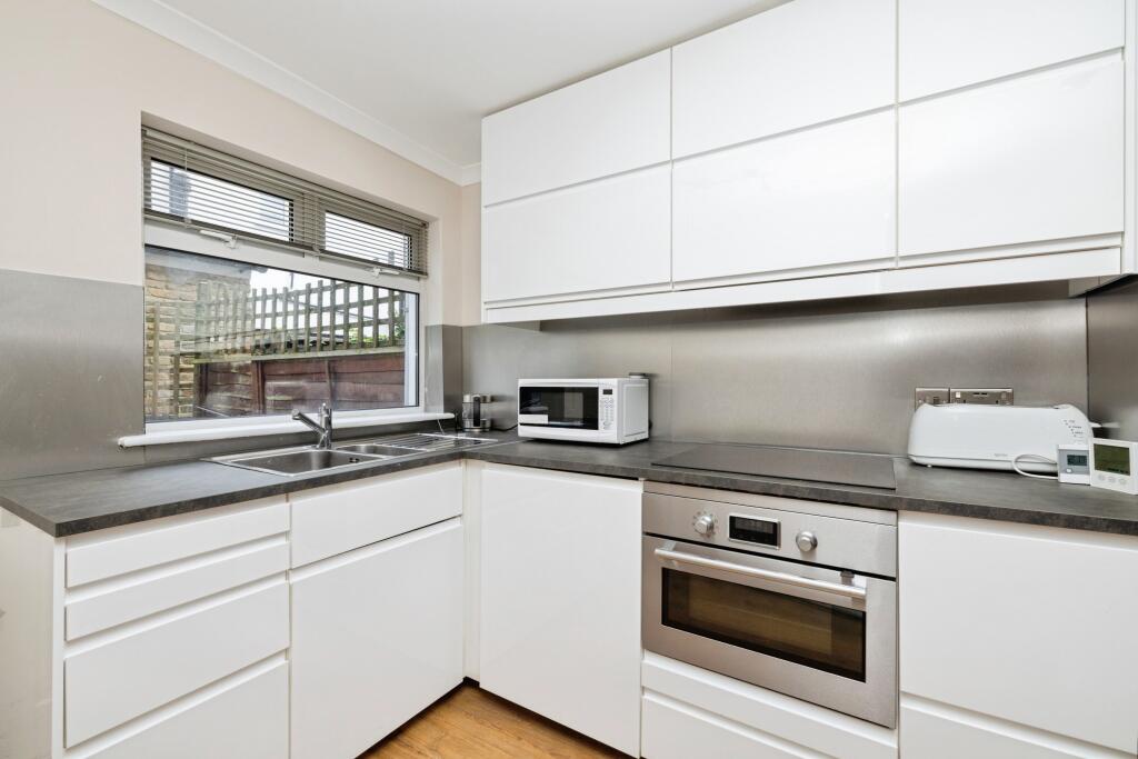 Flat Crimsworth Road in Greater London