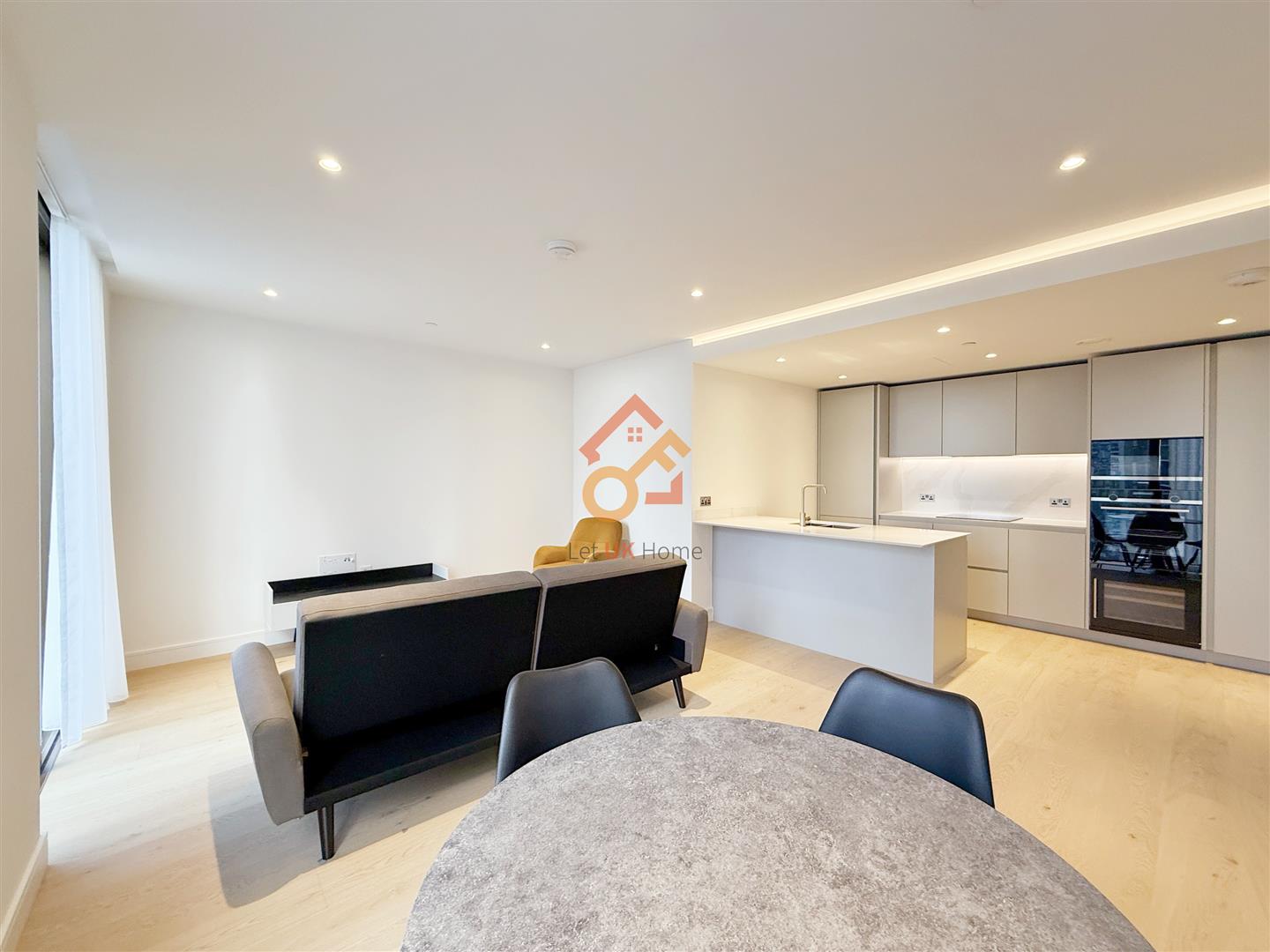 Flat South Quay Square in Greater London