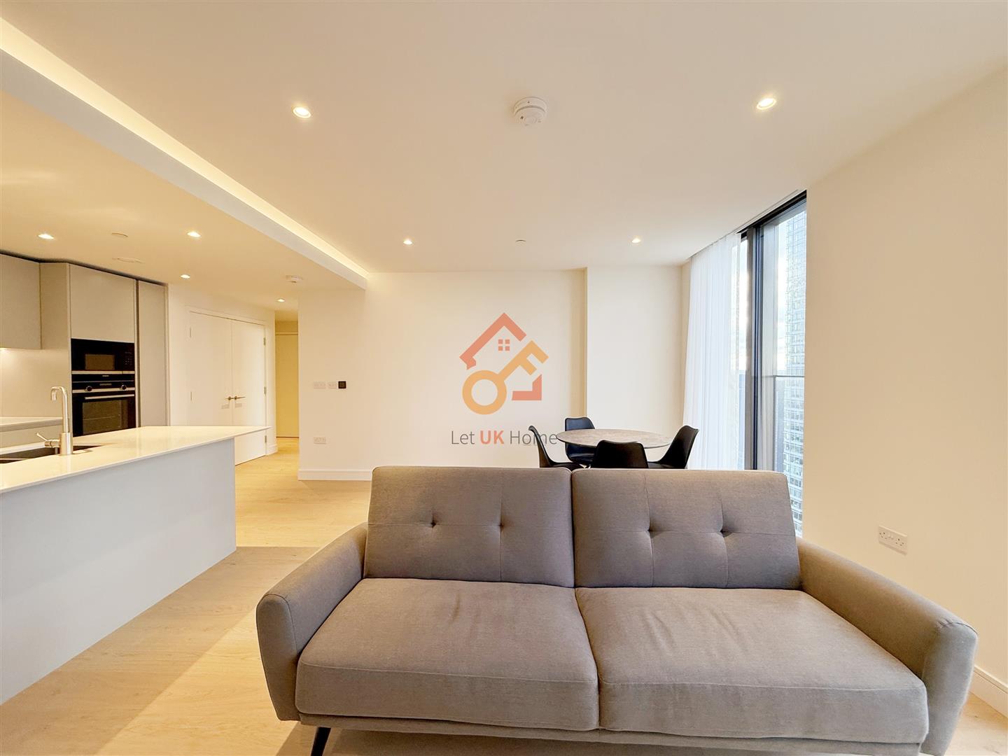 Flat South Quay Square in Greater London