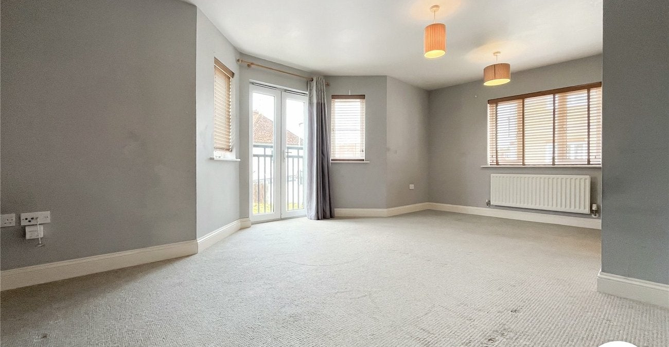 Flat Groombridge Drive in Rainham