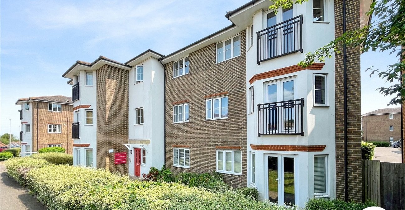 Flat Groombridge Drive in Rainham