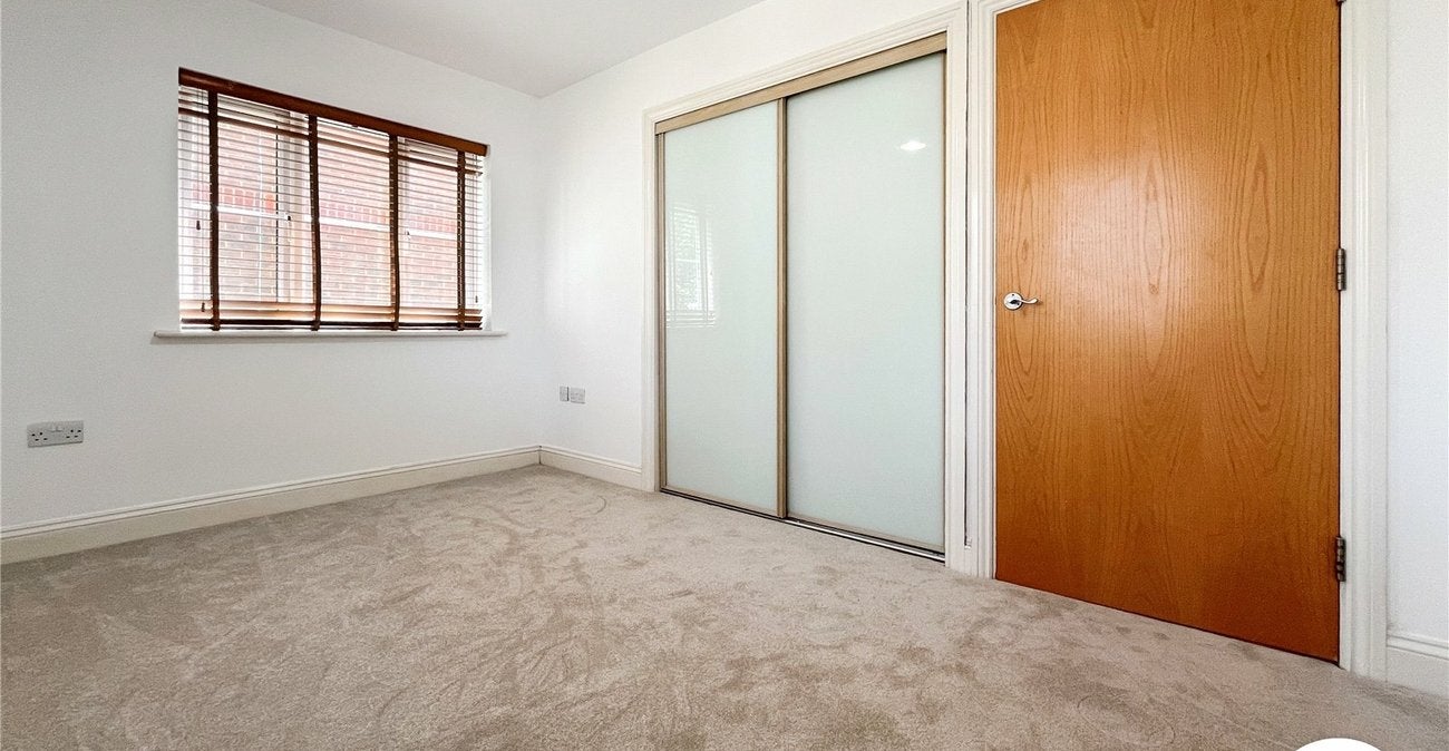 Flat Groombridge Drive in Rainham