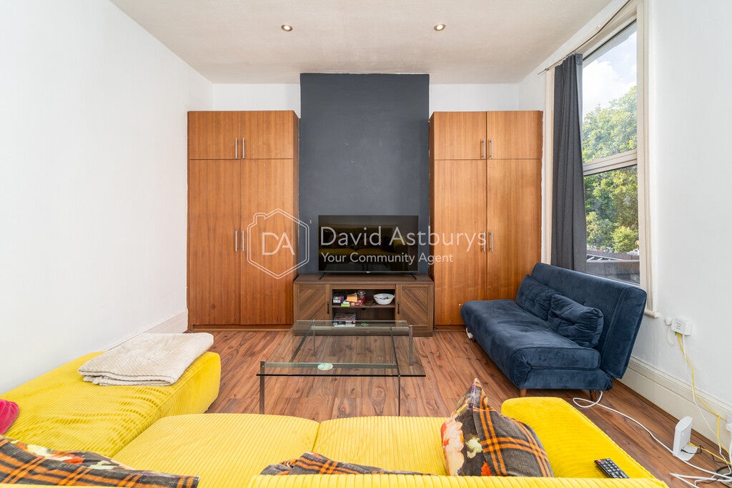 Flat Highbury Hill in Greater London