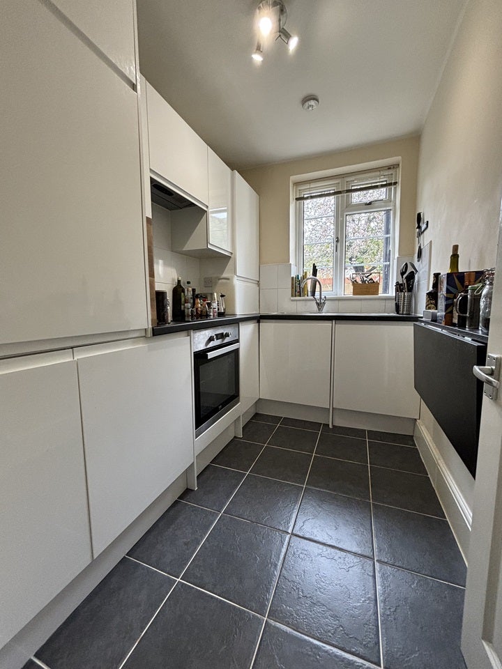 Flat Manor Vale in Greater London