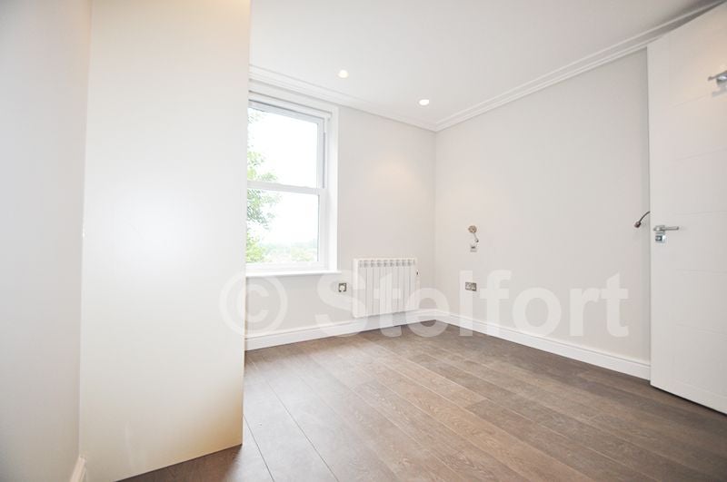 Flat Holmesdale Road in Greater London