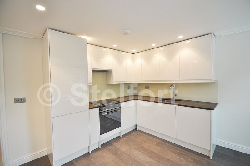Flat Holmesdale Road in Greater London