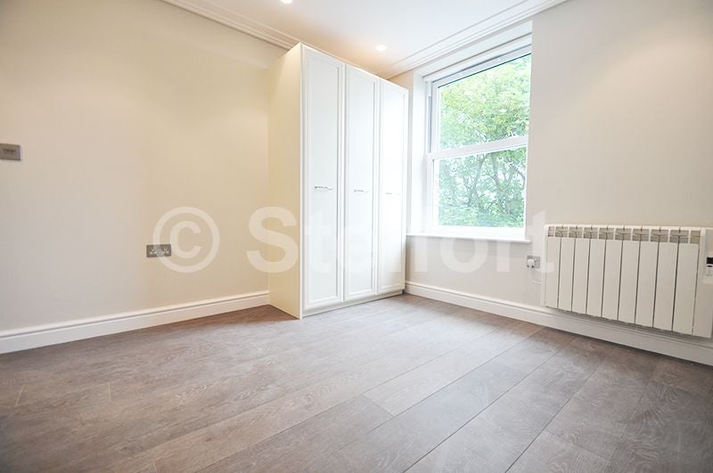 Flat Holmesdale Road in Greater London