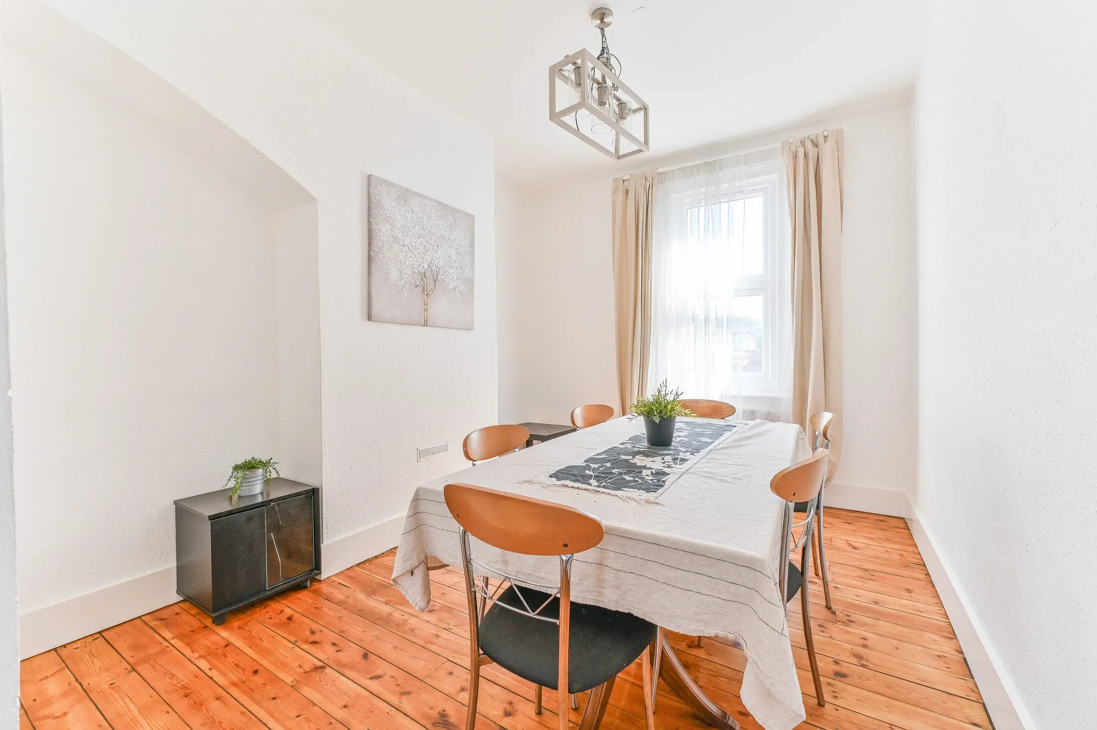 House Byron Avenue in Greater London