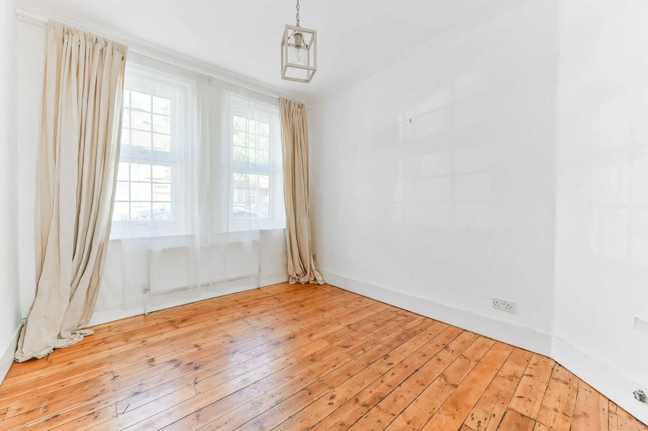 House Byron Avenue in Greater London