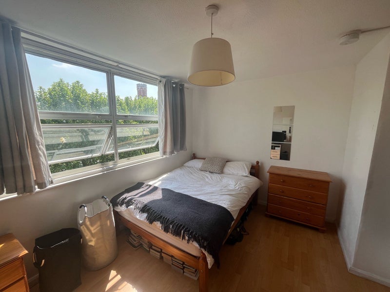Room Ravensworth Court in Greater London