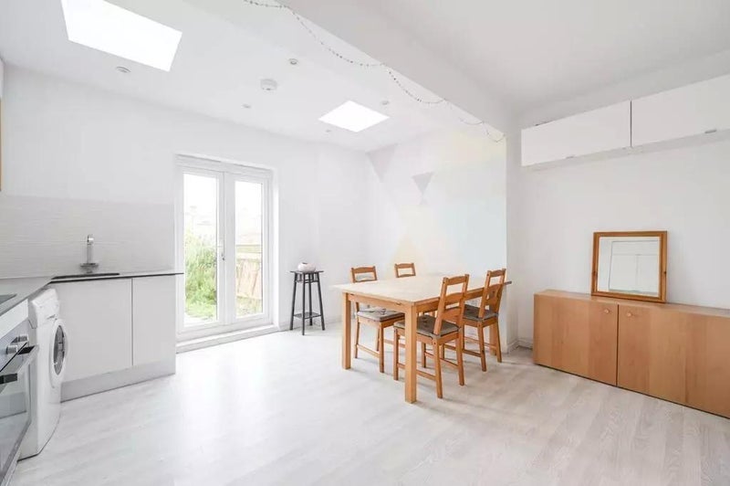 Room Hesperus Crescent in Greater London