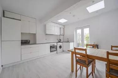 Room Hesperus Crescent in Greater London