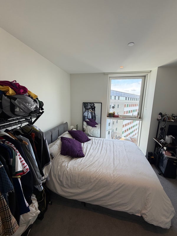 Room Daneland Walk in Greater London