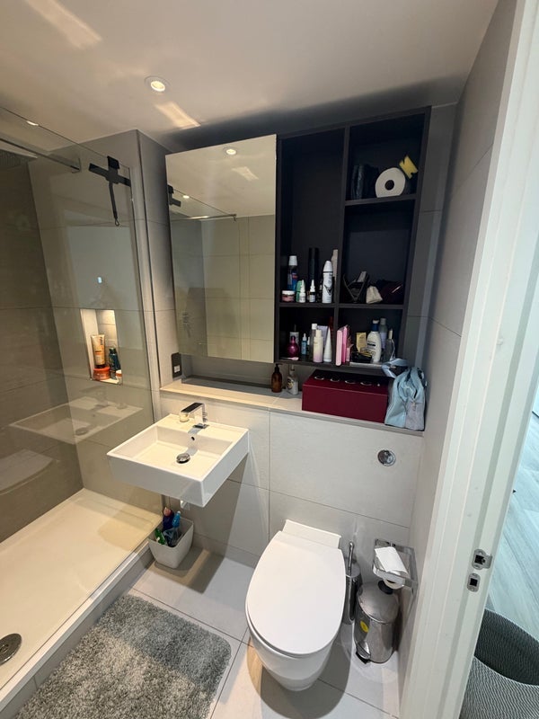 Room Daneland Walk in Greater London