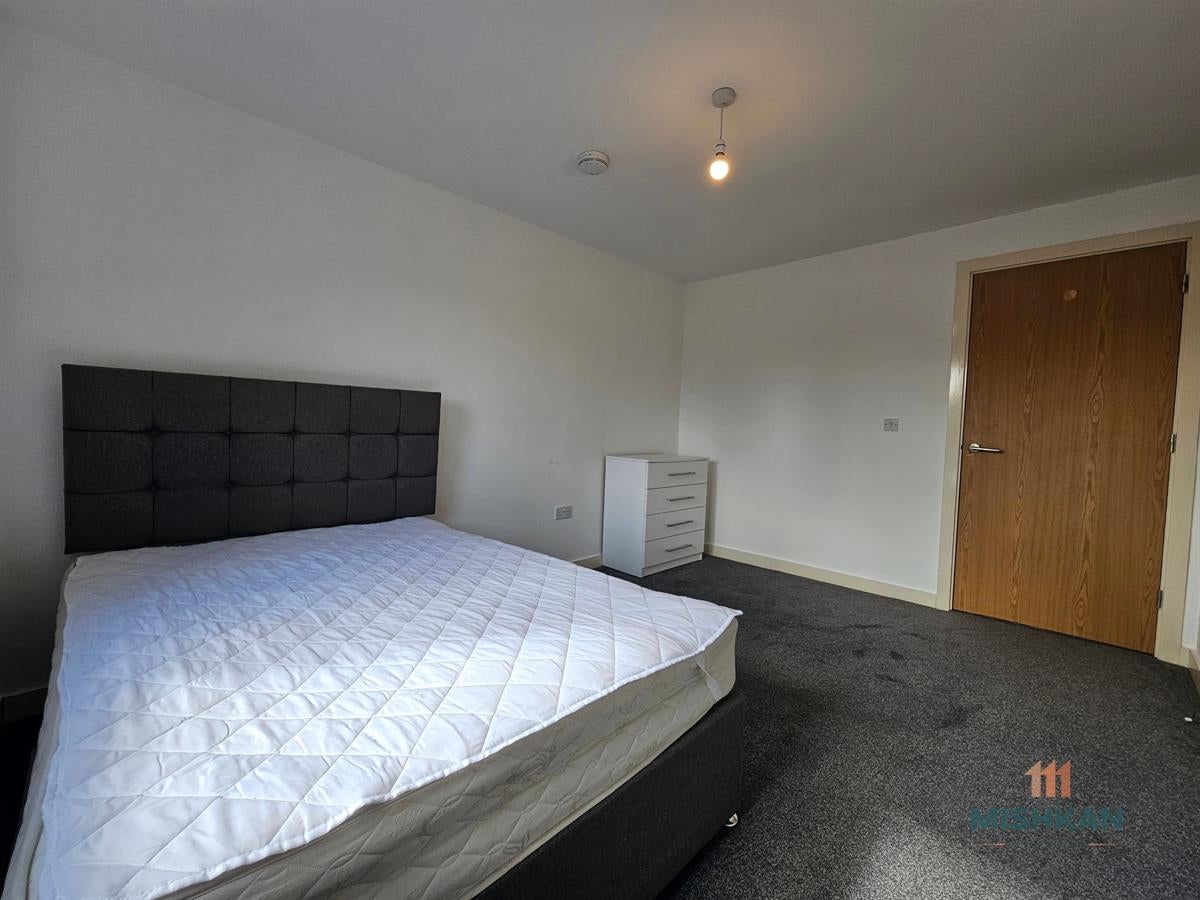 Flat Colman Gardens in Salford