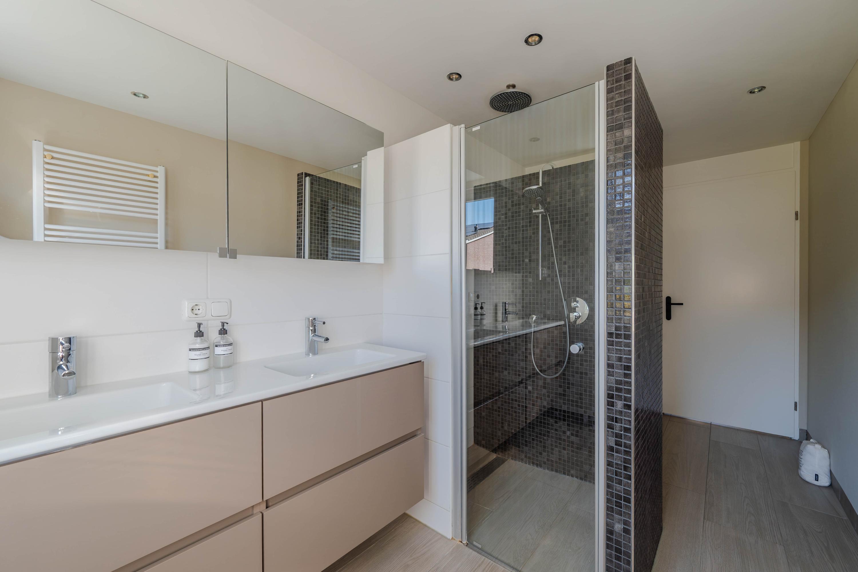 Tussenwoning te koop: Zwanebloem 15, Tegelen