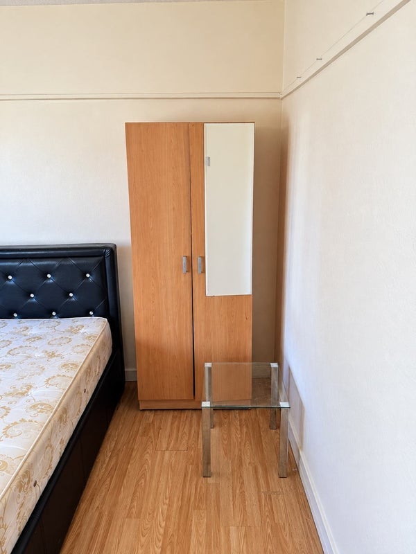 Room Peckham Road in Greater London