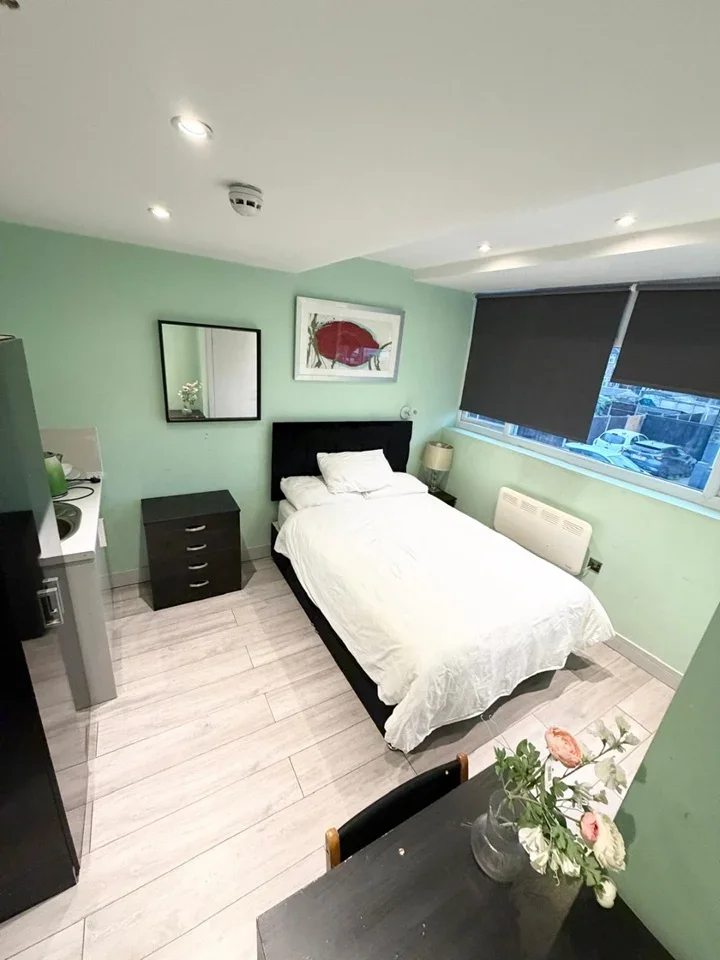 Room Cranford Park Road in Greater London