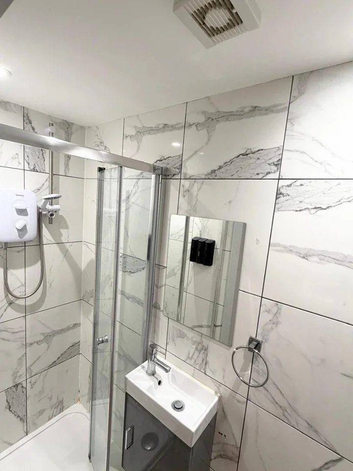 Room Cranford Park Road in Greater London