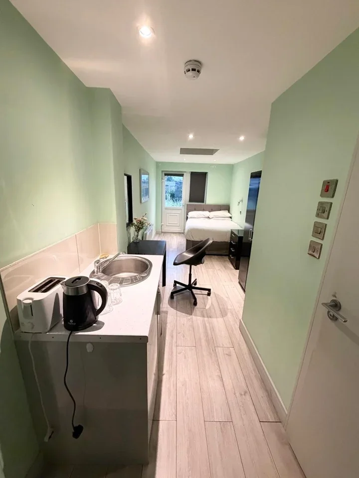 Room Cranford Park Road in Greater London