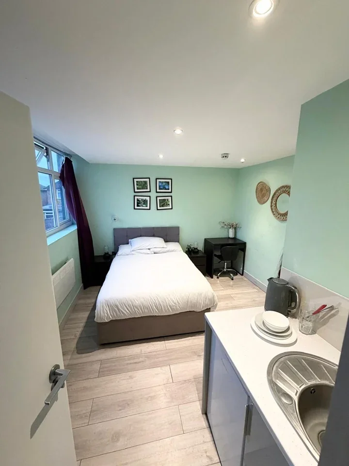 Room Cranford Park Road in Greater London
