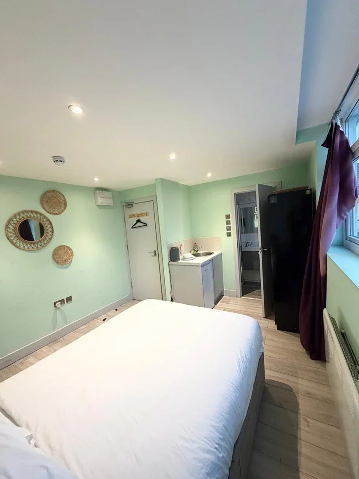 Room Cranford Park Road in Greater London