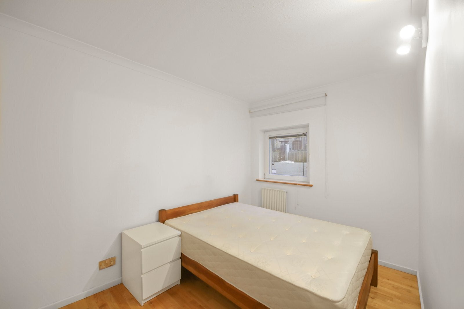 Room South Sea Street in Greater London