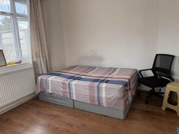 Flat Ewellhurst Road in London