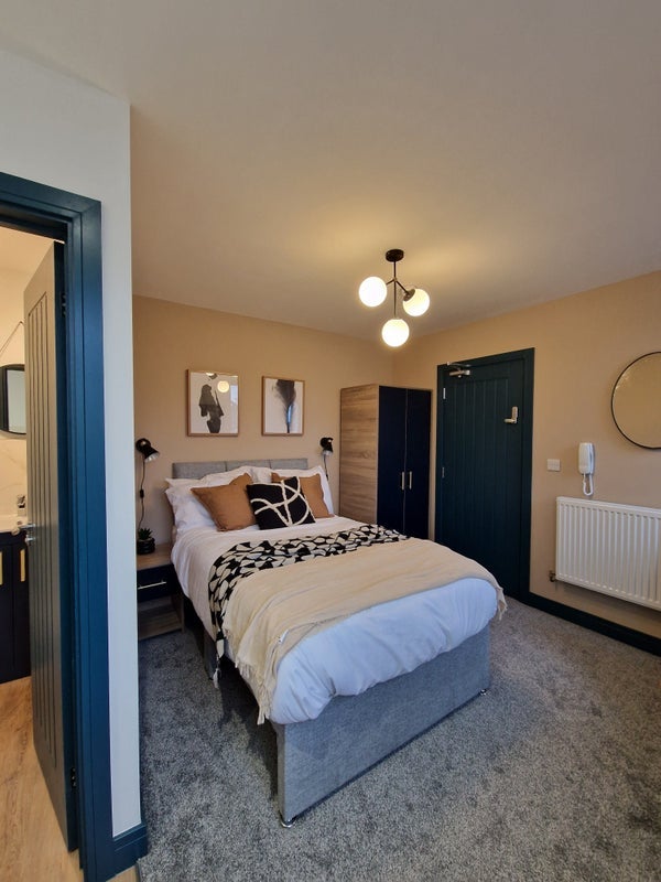 Room Holbrook Avenue in Rugby