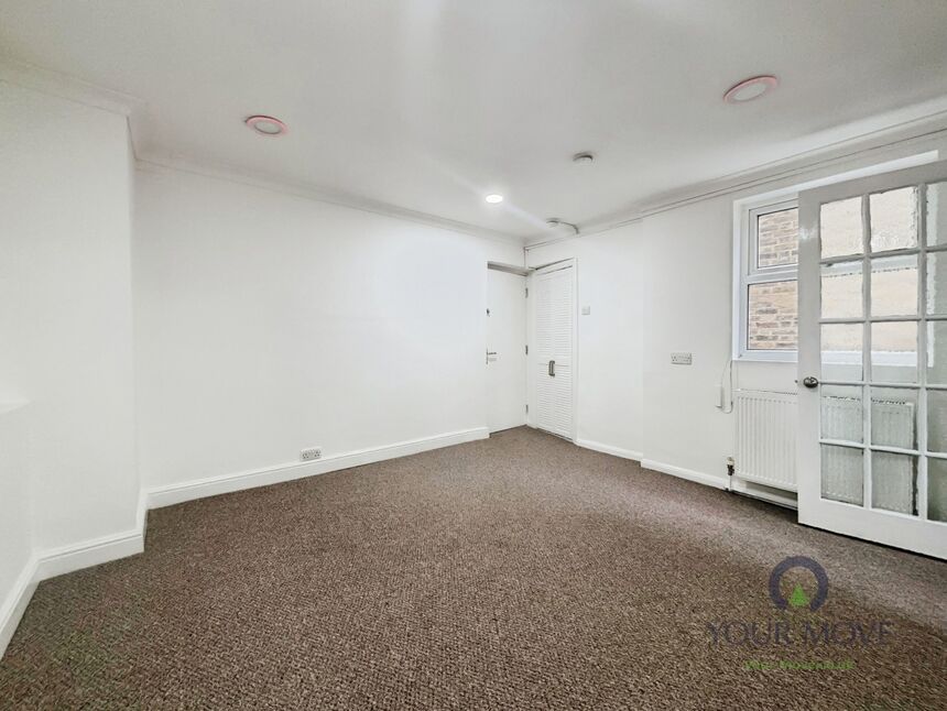 Flat Grove Close in Greater London
