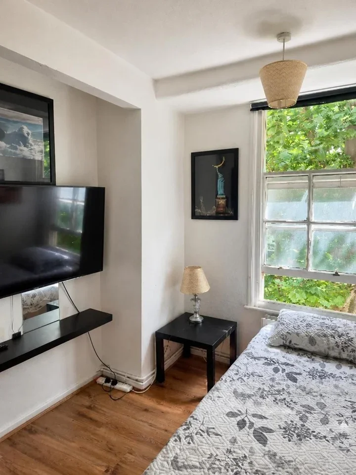 Room Boundary Street in Greater London